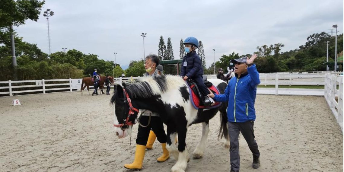 Cavalli e bambini speciali: a Hong Kong l’equitazione che cura