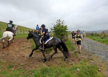 Uomini contro cavalli: la maratona più folle del Galles