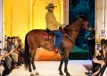A Parigi la moda è a cavallo