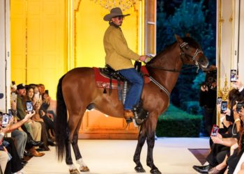 A Parigi la moda è a cavallo