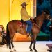 A Parigi la moda è a cavallo