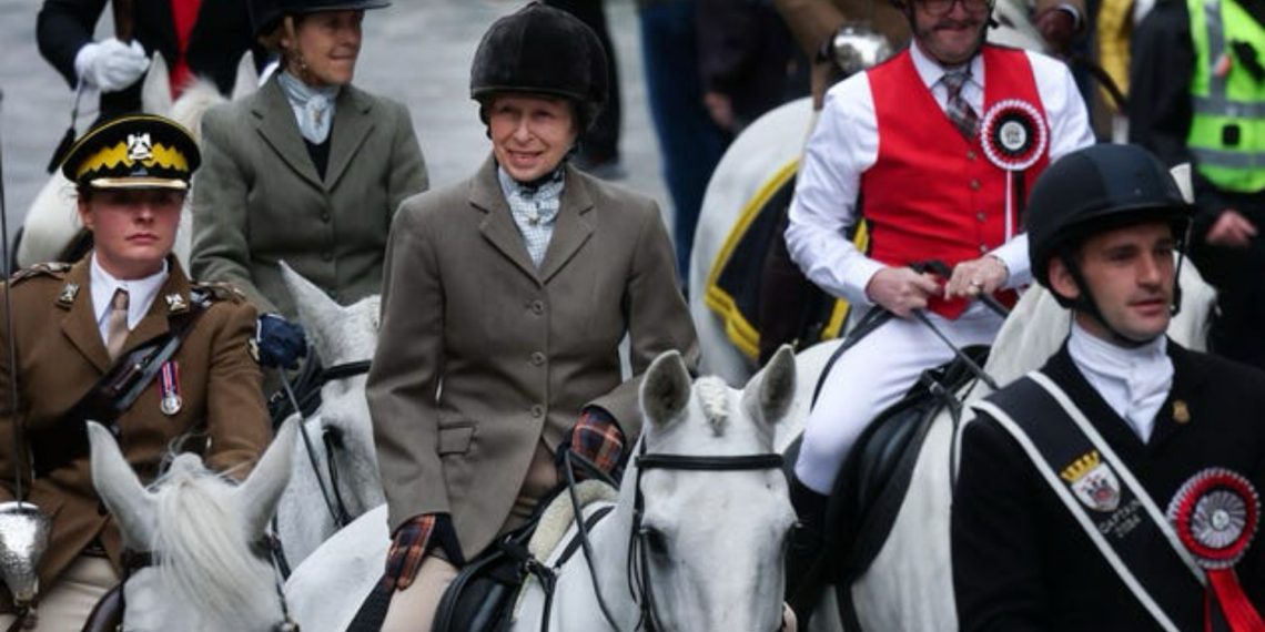 La Principessa Anna guida la storica cavalcata di Edimburgo