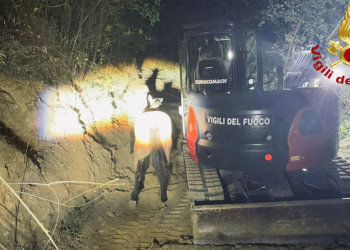 Notte nella scarpata: li salvano i Vigili del Fuoco