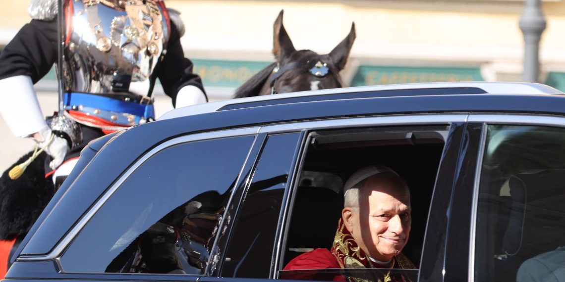I cavalli dei Corazzieri scortano Leone XIV al Quirinale
