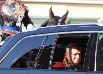 I cavalli dei Corazzieri scortano Leone XIV al Quirinale