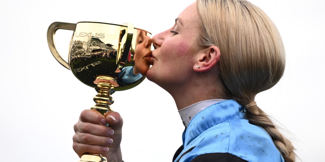 Melbourne Cup: giubba azzurra e vittoria in rosa per Half Yours con Jamie Melham