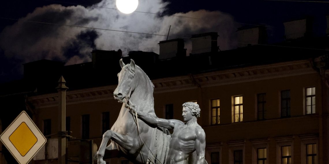 I cavalli (domati) di Pyotr Klodt a San Pietroburgo