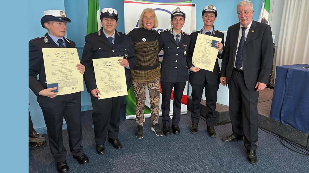 Cairo vigilesse 1765029738661.jpeg mettono in salvo tre animali in fuga  premiate le vigilesse