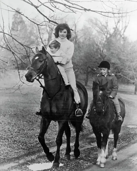 jackie-kennedy-horseback-riding-daughter-son-39116273.jpg jackie kennedy horseback riding daughter son 39116273.jpg
