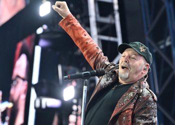 Vasco: “Siamo a cavallo!” e annuncia il tour 2026