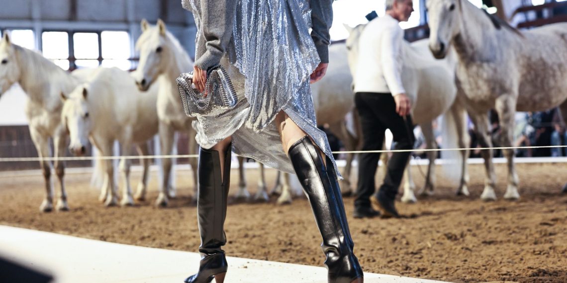 A Parigi in passerella arrivano i cavalli