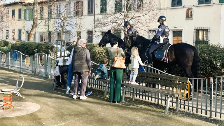 la polizia municipale di firenze a cavallo