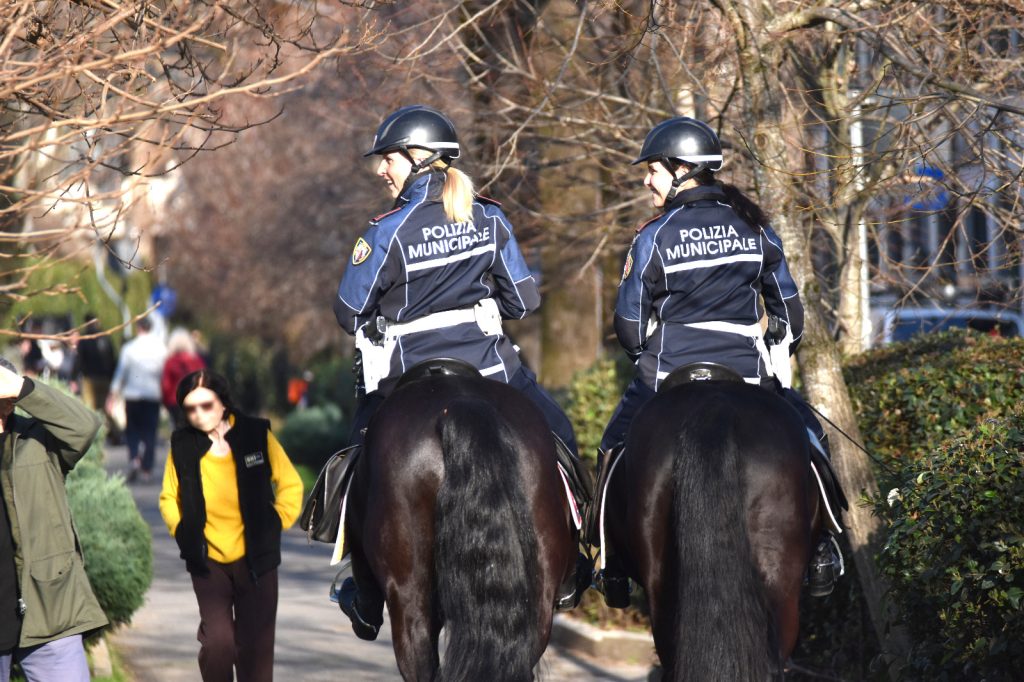 polizia a cavallo 1 1024x682