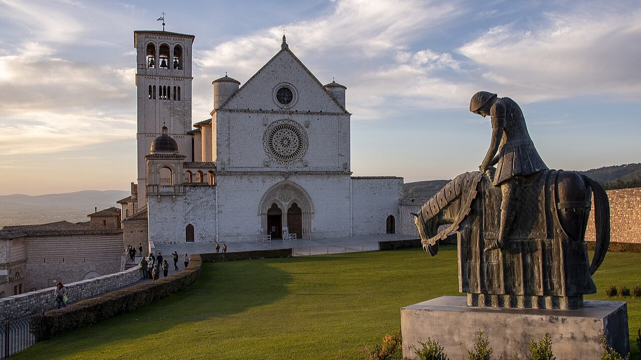 Assisi   Basilica di San Francesco con statua